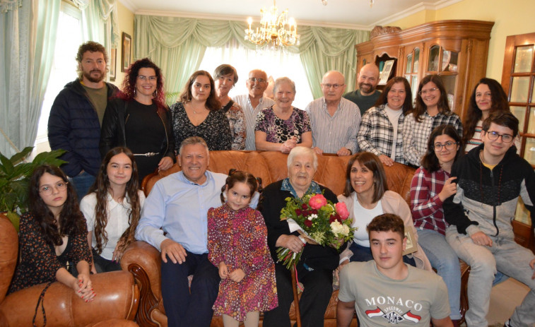 La vecina de Portonovo Dolores Estévez García recibe la felicitación del gobierno local por su centenario