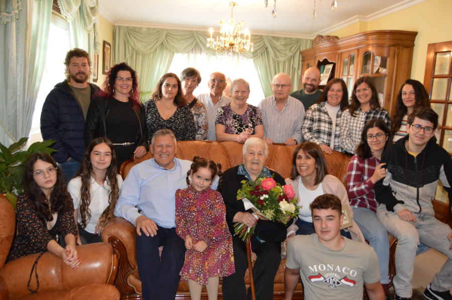 La vecina de Portonovo Dolores Estévez García recibe la felicitación del gobierno local por su centenario