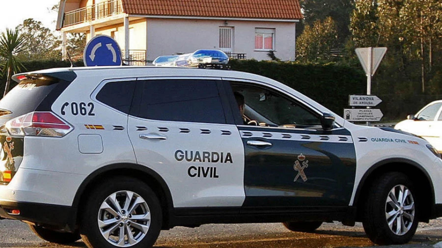 Hallan a un hombre amordazado y atado a una silla en su casa en O Grove