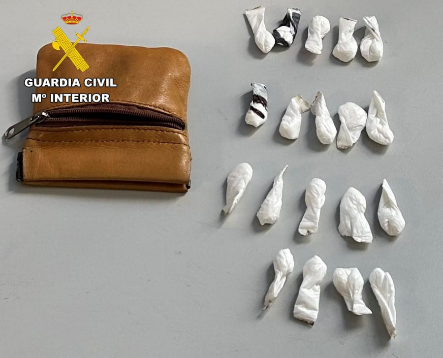 La Guardia Civil investiga el hallazgo de 19 bolsas con cocaína en un local de Aguiño