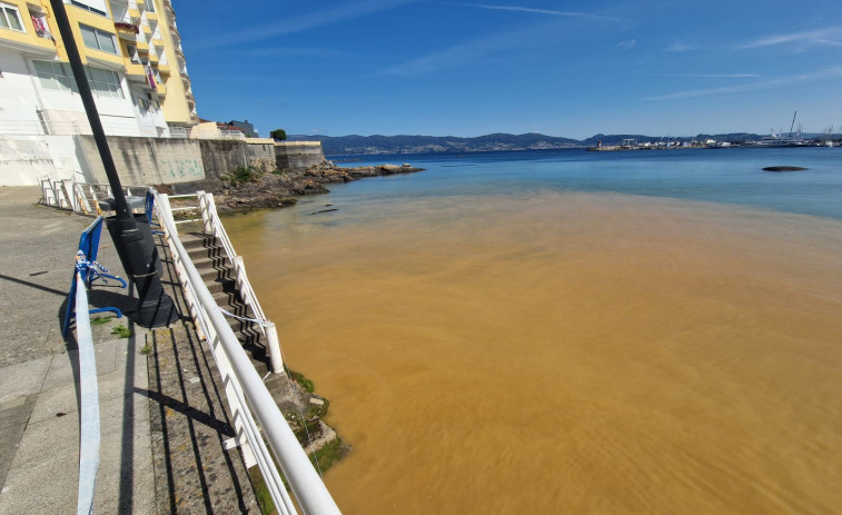 La playa de Lavapanos registró durante unas horas una gran mancha de barro por unas obras