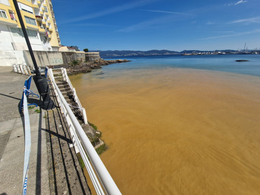 La playa de Lavapanos registró durante unas horas una gran mancha de barro por unas obras