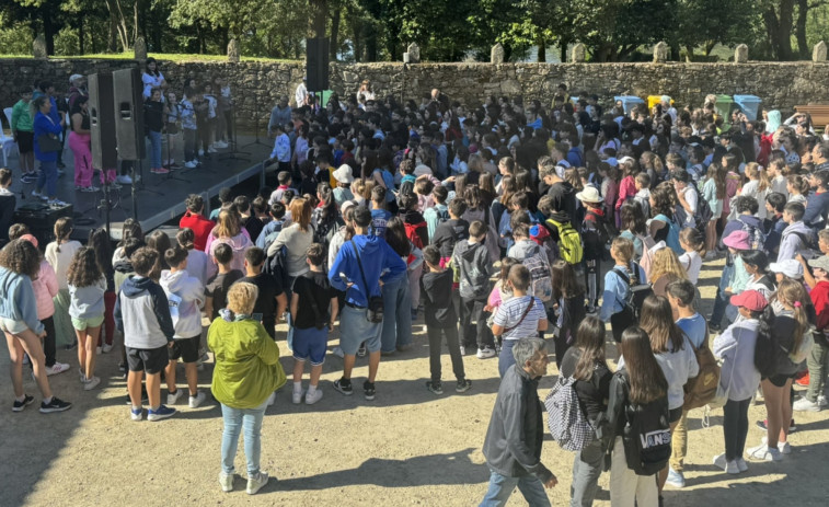 Decenas de alumnos de Boiro participaron en el I Certame de Regueifas en el Pazo de Goiáns