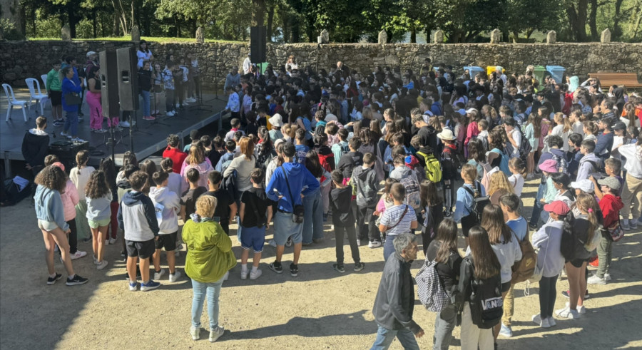 Decenas de alumnos de Boiro participaron en el I Certame de Regueifas en el Pazo de Goiáns