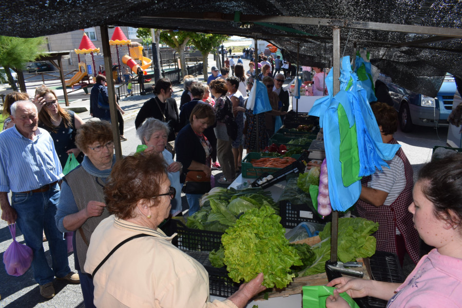 El mercadillo ambulante de Aguiño retomará este lunes su actividad en la Rúa Castelao