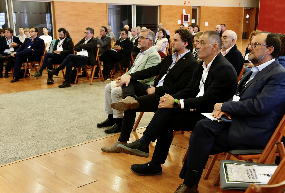 Asistentes al foro mundial de cooperativas bodegas martín códax cambados