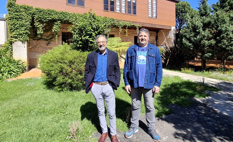 El ensayista Carlos López Bernárdez recibe el XX Premio Cabanillas y Cambados estudia sumarle una categoría al galardón