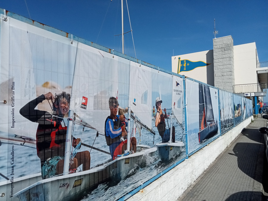 El Club Náutico Deportivo de Ribeira renueva la decoración de su marina seca con fotos de sus regatas y escuela de vela