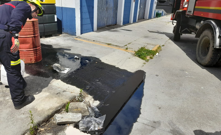 Detectado un vertido de unos 100 litros de aceite usado por barcos en el recinto portuario de Ribeira