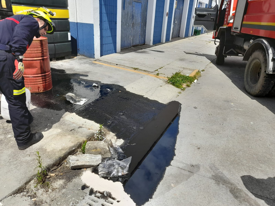 Detectado un vertido de unos 100 litros de aceite usado por barcos en el recinto portuario de Ribeira