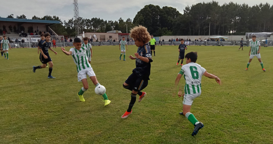 El Real Madrid alevín gana el torneo solidario Congalsa de fútbol base en Ribeira a beneficio de los niños enfermos de cáncer