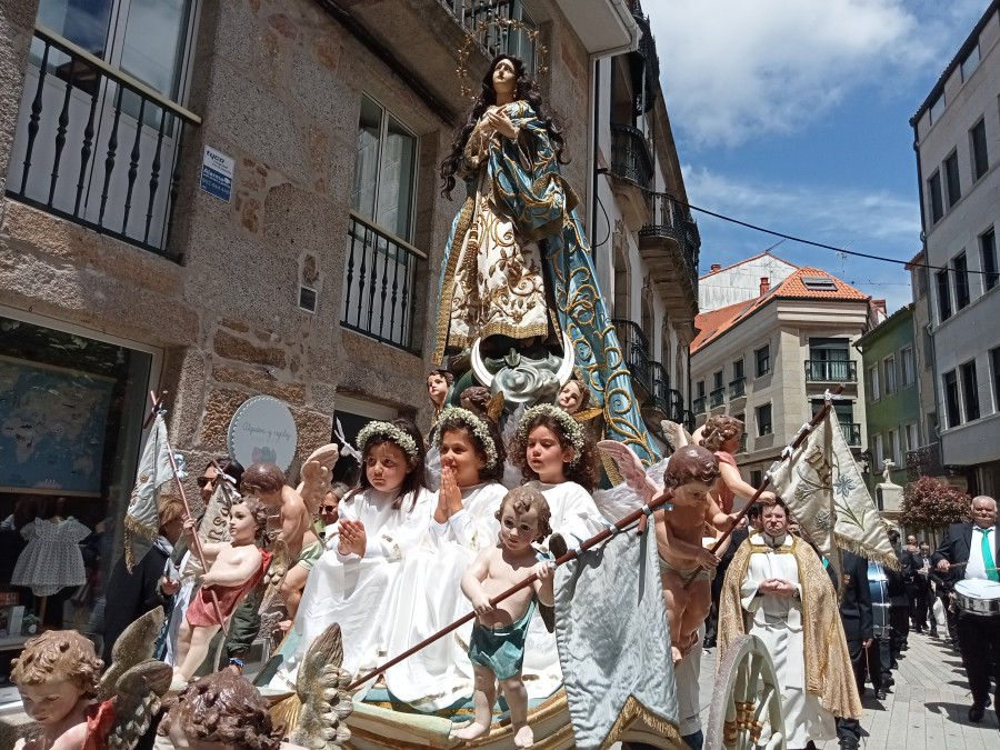 Ribeira mantiene viva la centenaria tradición de la procesión de las Hijas de María y recupera poco a poco su esplendor de antaño