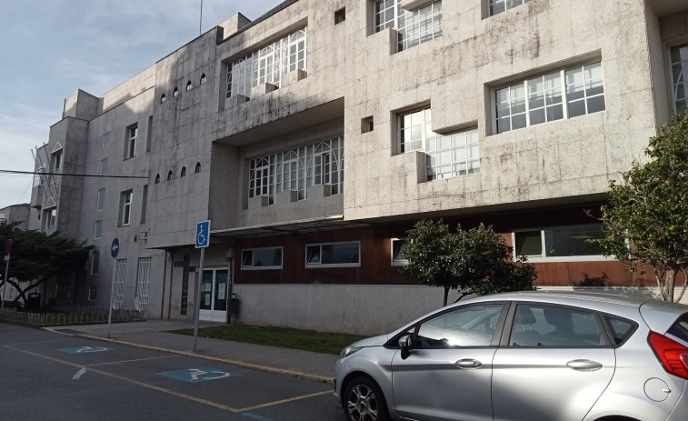 El Sergas descarta por el momento ampliar el ambulatorio de Ribeira hacia el edificio de la Casa do Mar