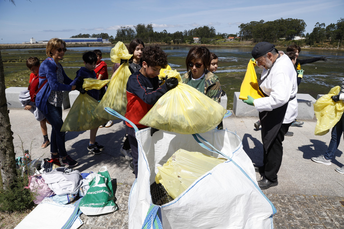 Escolares san tomé magariños cambados recogida basuraleza parador libera