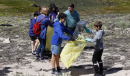 Un centenar de escolares de Cambados se unen contra la basuraleza en el Saco de Fefiñáns