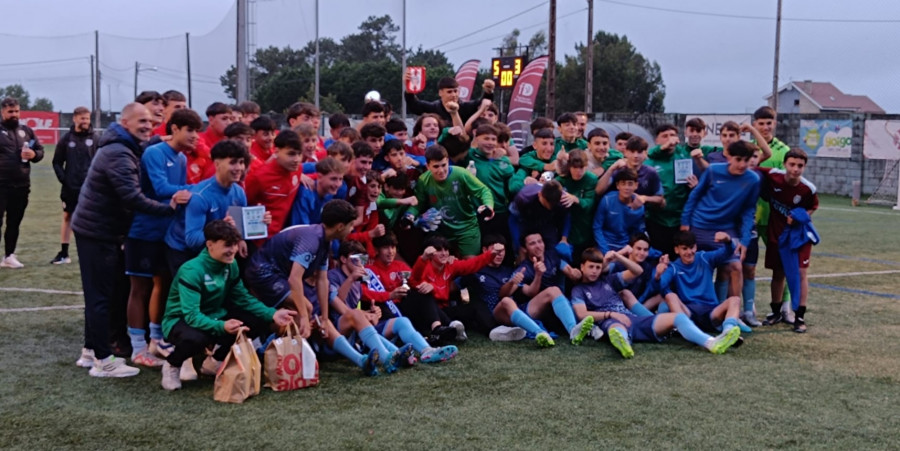 La Escola Deportiva Arousa levanta el trofeo del II Torneo Ediños Santa Rita