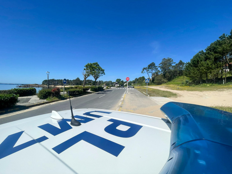 La Policía Local de A Pobra implanta en el verano el sentido único de la circulación de vehículos en el vial de acceso a la playa de Cabío