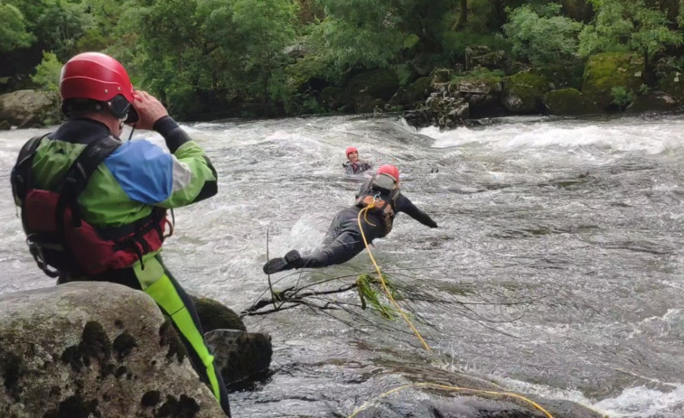 Los socorristas del Labora Xove hacen prácticas en el río Ulla