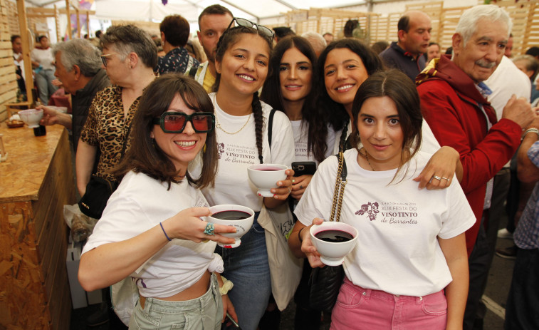 La LI Festa do Tinto abre apetito con París de Noia y mañana empieza a servir “cuncas de viño”