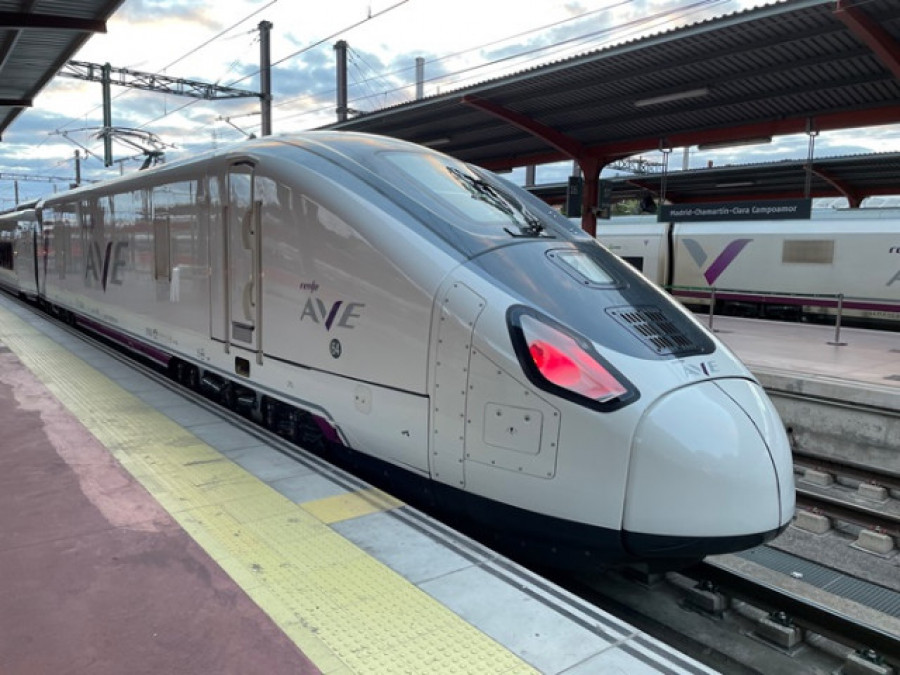 Los trenes Avril que unen Madrid con Galicia y Asturias, parados por un fallo informático