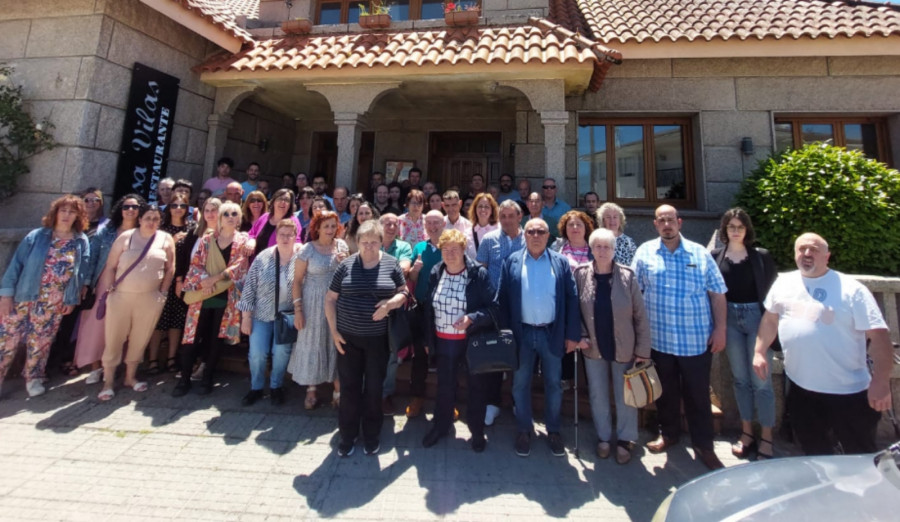 Alrededor de 90 personas celebran el 30 aniversario de la asociación A Creba con una comida de confraternidad