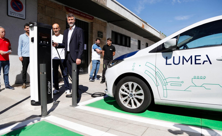 La Plaza de Abastos de Vilagarcía estrena cargadores de coches eléctricos y placas solares que dan energía hasta un radio de dos kilómetros