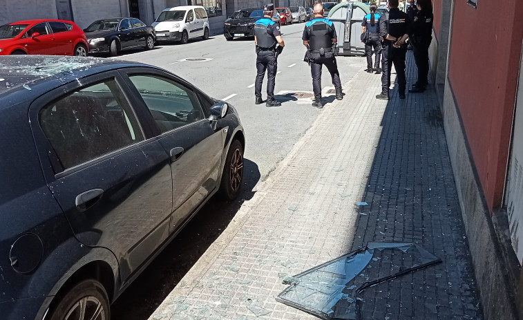 Arrojan a la calle desde el edificio okupa de Abesadas, en Ribeira, el cristal de una ventana que causa daños en un coche aparcado