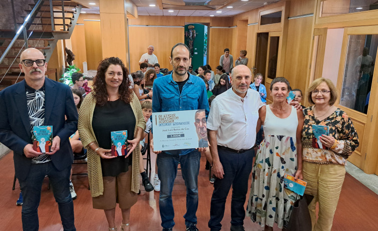 El escritor gaditano José Luis Baños recibe los 3.000 euros del VI Premio de Literatura Infantil Carlos Mosteiro en A Pobra