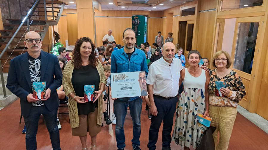 El escritor gaditano José Luis Baños recibe los 3.000 euros del VI Premio de Literatura Infantil Carlos Mosteiro en A Pobra