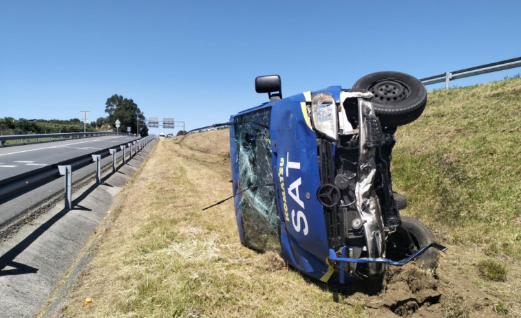 Abandonan una furgoneta tras volcar en la Autovía do Salnés