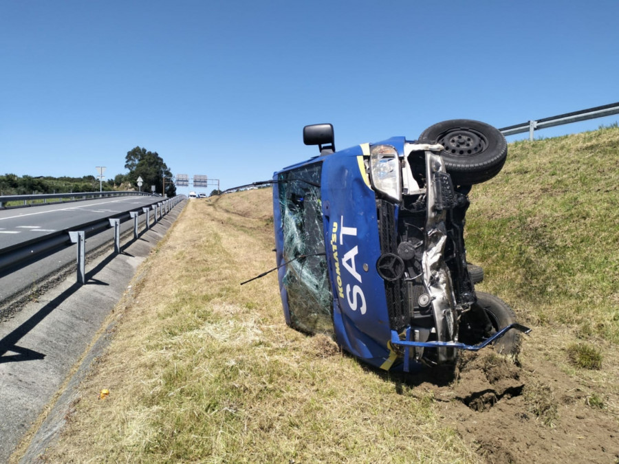 Abandonan una furgoneta tras volcar en la Autovía do Salnés