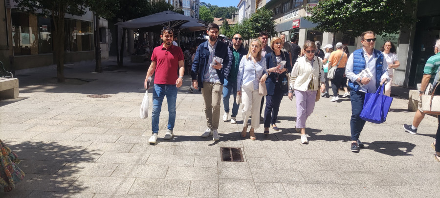 Ana Pastor da el relevo a Juan Bayón con un paseo por Vilagarcía