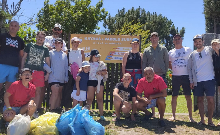 “Borra su huella” se sorprende de la buena situación de Areoso tras retirar 14 kilos de basura