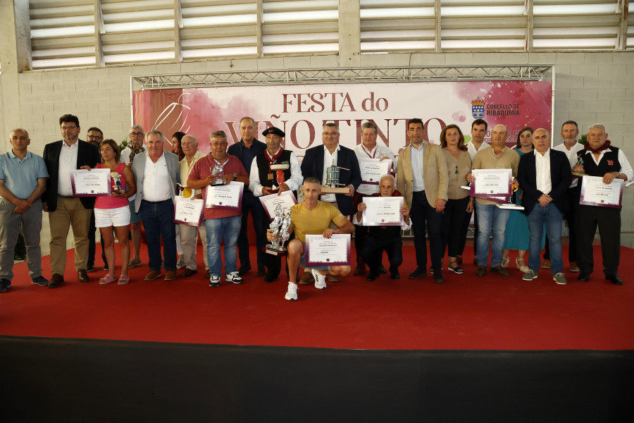 Ribadumia premia los mejores vinos: Francisco Martínez gana otra vez en Tinto y D`Arvelos triunfa en Autóctonos