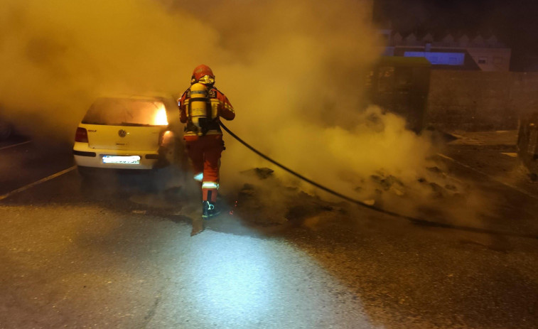 Un incendio en unos contenedores se extiende a un vehículo aparcado en Vilagarcía