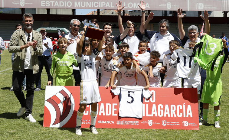 El Real Madrid tiñe A Lomba de blanco y levanta el trofeo