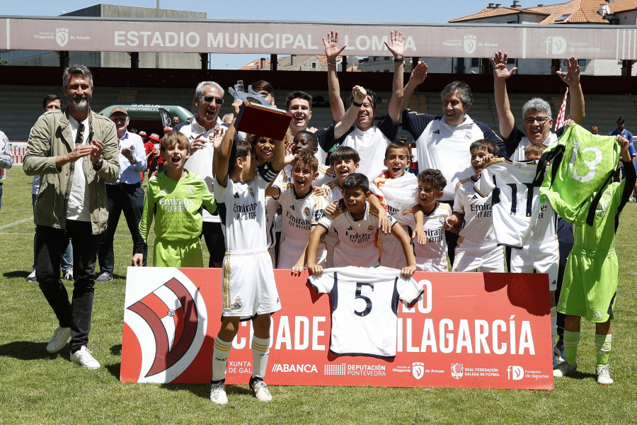 El Real Madrid tiñe A Lomba de blanco y levanta el trofeo