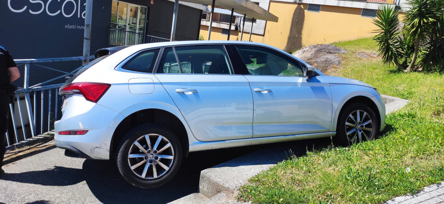 La valla de la parte superior de la guardería municipal de Ribeira impide que un coche caiga desde unos 4 metros de altura