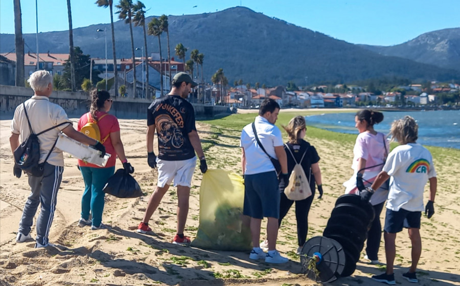 Desarrolladas dos limpiezas de playas en A Pobra con motivo del Día Mundial del Medio Ambiente en las que se retiraron 100 kilos de residuos