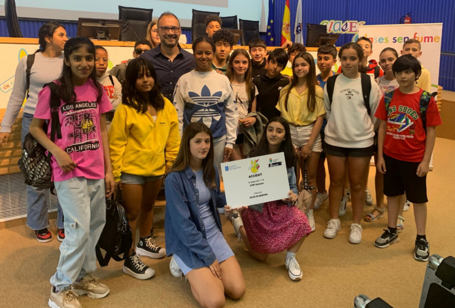 Los alumnos de 1º de la ESO del CPR Galaxia de Ribeira reciben en un certamen de Sanidade un accésit por su proyecto “Paso do fume”