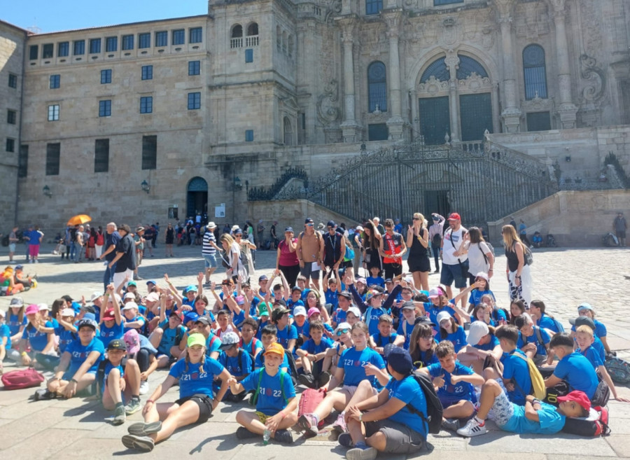 Alumnos que participan en un encuentro de convivencia con el colegio de Abanqueiro visitaron Santiago de Compostela