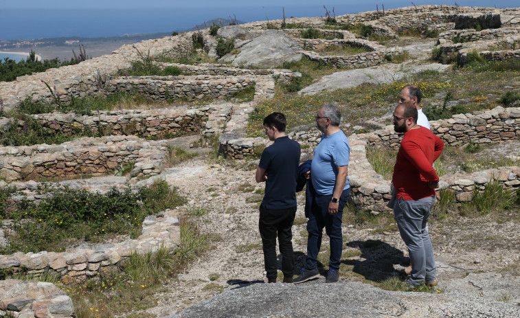 La Diputación de A Coruña y el Ayuntamiento de Ribeira abordan la puesta en valor del Dolmen de Axeitos y del Castro da Cidá