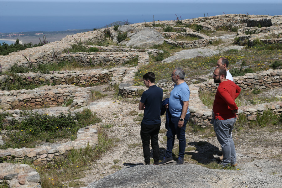 La Diputación de A Coruña y el Ayuntamiento de Ribeira abordan la puesta en valor del Dolmen de Axeitos y del Castro da Cidá