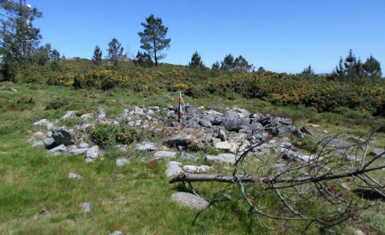 El parque eólico de Monte Castrove reubica un molino de Meis para no afectar a las ruinas de la Ermita-Castelo