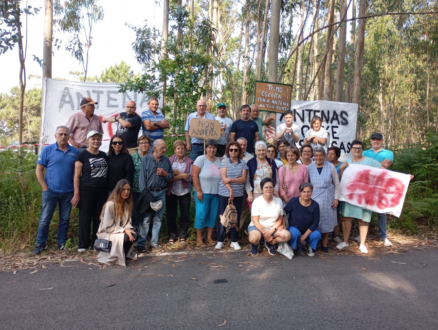 Una treintena de vecinos se concentra en Sanxenxo contra la antena de Arra: “Imos pelexar ata o final”