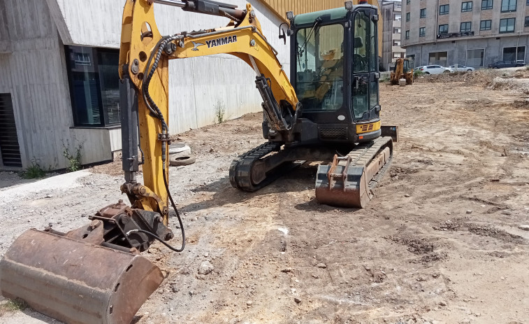 Comienzan las obras de apertura de la calle que discurrirá por un lateral del nuevo auditorio de Ribeira