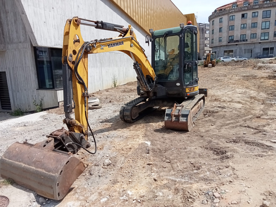 Comienzan las obras de apertura de la calle que discurrirá por un lateral del nuevo auditorio de Ribeira