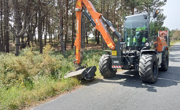 El tractor adquirido con 174.633 euros por el Ayuntamiento de Ribeira para mantener vías de su titularidad ya empezó a funcionar