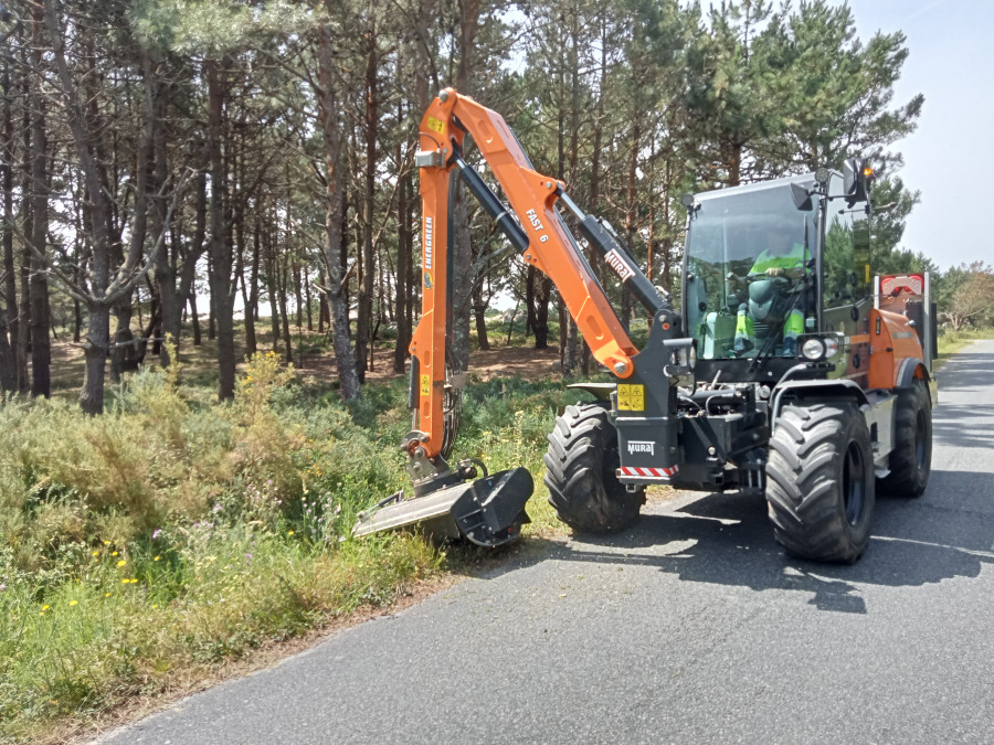 El tractor adquirido con 174.633 euros por el Ayuntamiento de Ribeira para mantener vías de su titularidad ya empezó a funcionar