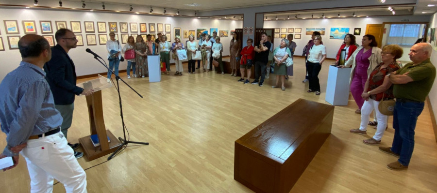 Medio centenar de obras realizadas en los talleres de artes plásticas para mayores de Ribeira se exhiben este mes en el centro Lustres Rivas